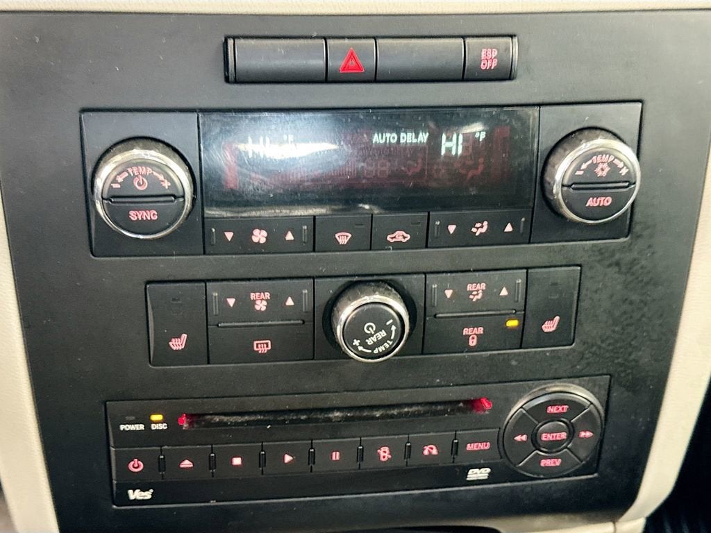 2010 Volkswagen Routan SEL w/Navigation