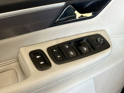 2010 Volkswagen Routan SEL w/Navigation