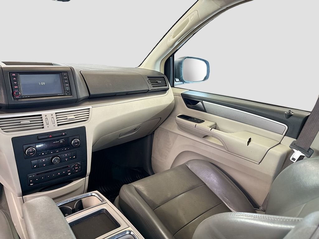 2010 Volkswagen Routan SEL w/Navigation