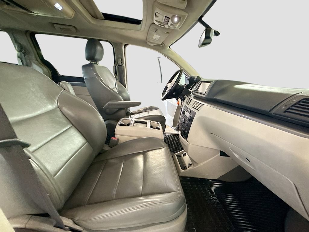 2010 Volkswagen Routan SEL w/Navigation