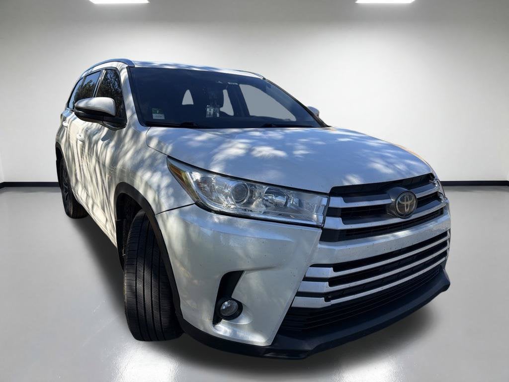 Used 2018 Toyota Highlander XLE with VIN 5TDJZRFH5JS522911 for sale in Columbus, IN