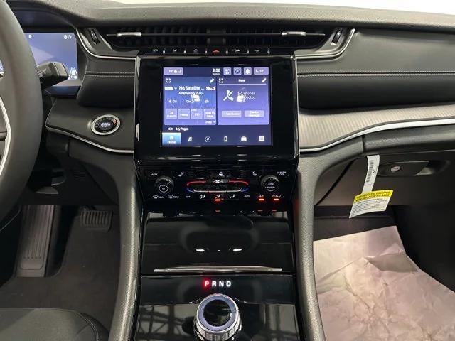2023 Jeep Grand Cherokee Laredo 4x2