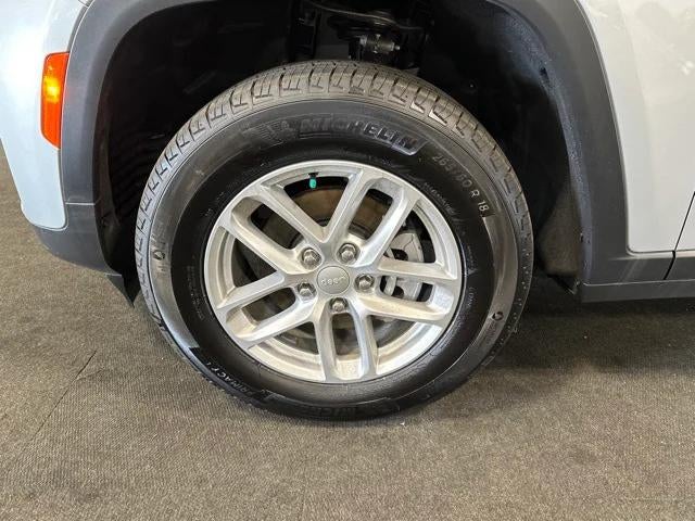 2023 Jeep Grand Cherokee Laredo 4x2