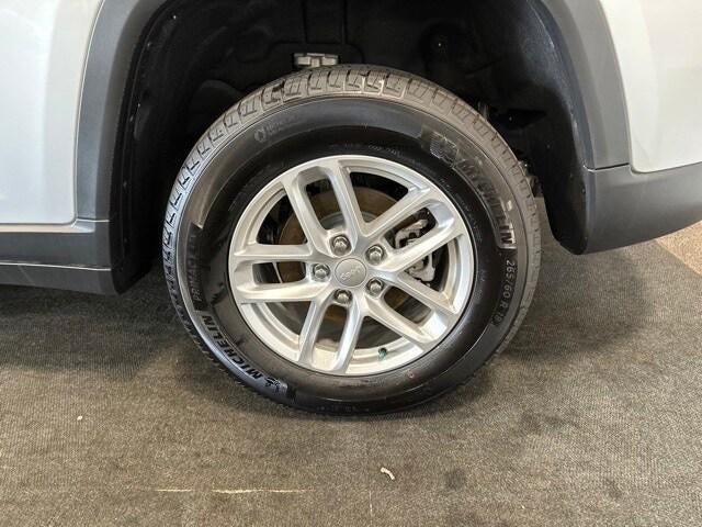 2023 Jeep Grand Cherokee Laredo 4x2